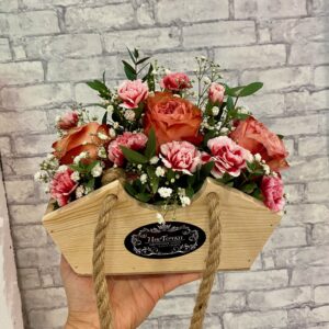 Розы в деревянной сумочке