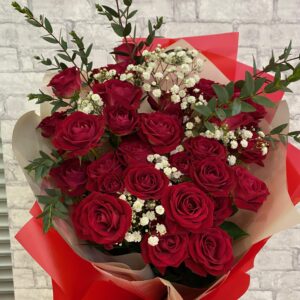 Букет багряных красных роз